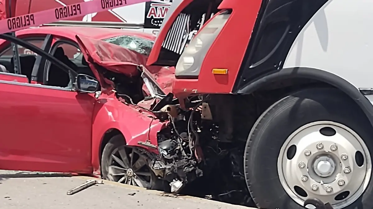 Ruta 86 se queda sin frenos e impacta un coche particular en Amozoc